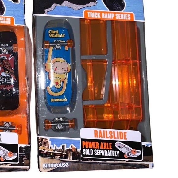 Hexbug Tony Hawk Railslide and 4 skateboard decks - Picture 3 of 3